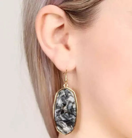Show Off Oval Earring: Black